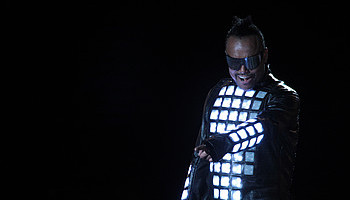 Для мирового турне «The Beginning» Black Eyed Peas выбрали футуристичные костюмы Philips на основе светодиодов