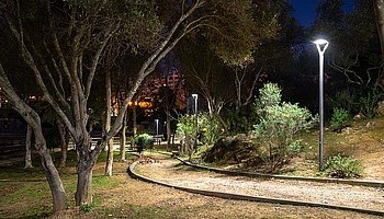 Освещение в парке Juventude de Portimao в Португалии