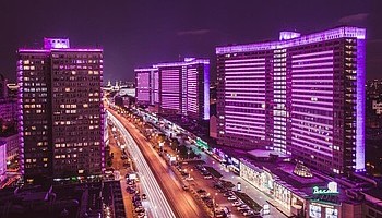 В Москве зажглось розовое освещение