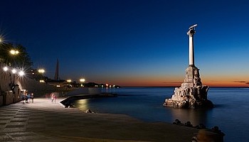 Знаменитый памятник Затопленным кораблям в Севастополе теперь освещают светодиодные прожектора «ФЕРЕКС»