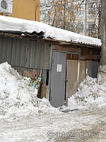 Сиротливо прижавшийся к забору, покосившийся деревянный сарайчик, он же — «специально оборудованное помещение», производил грустное впечатление. Сиротливо прижавшийся к забору, покосившийся деревянный сарайчик, он же — «специально оборудованное помещение», производил грустное впечатление.